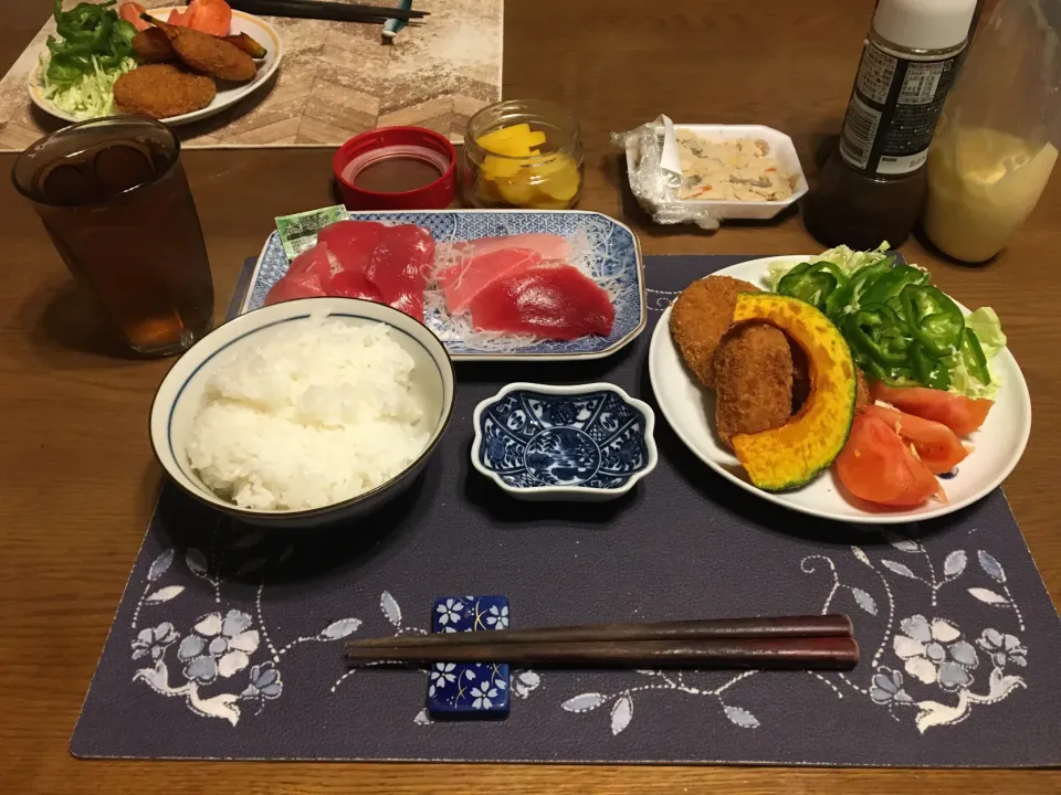 Snapdishの料理写真:本マグロとみなみまぐろの切り落とし(大トロ入り)と揚げ物プレート(夕飯)|enarinさん