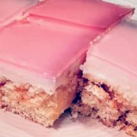 バニラクリームと苺ゼラチンのスポンジケーキ