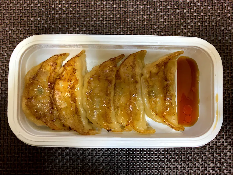 セブン 皮がもっちりジューシー焼き餃子(5個入)|ばーさんさん