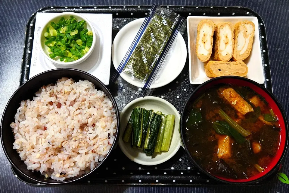 今日の朝ごはん（十六穀ごはんに玉子焼き、焼海苔、納豆、赤だしのみそ汁（具材はほうれん草等）、野沢菜漬）|Mars＠釜飯作り研究中さん