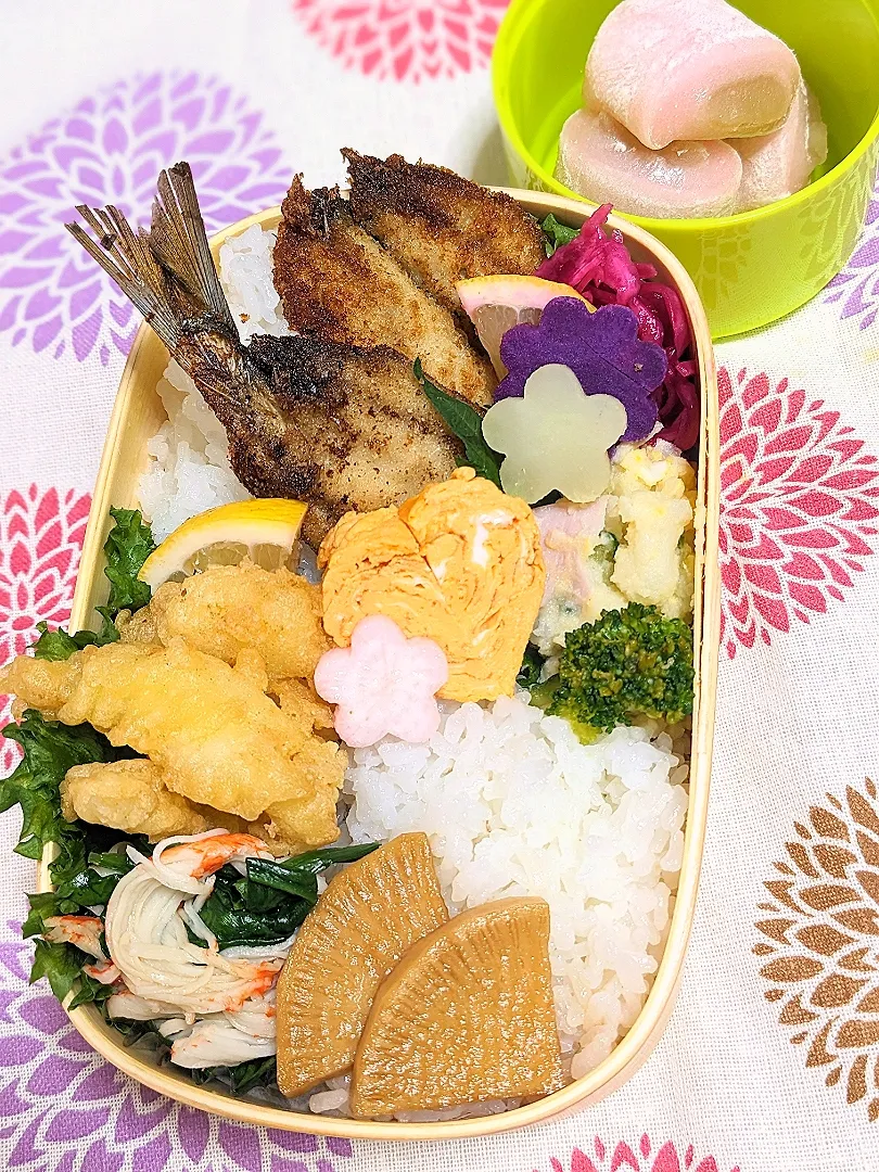 Snapdishの料理写真:本日のお弁当〜。イワシフライ（失敗）弁当〜|f.1125beさん