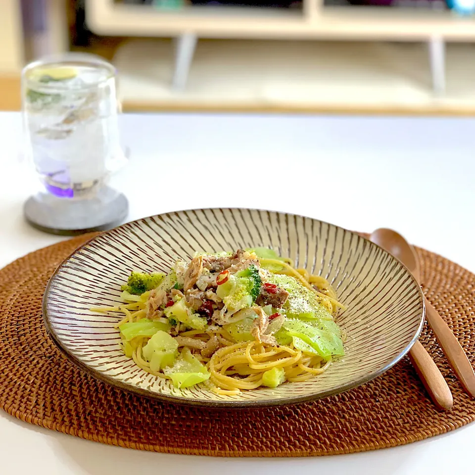 お昼ごはん。鯖缶とキャベツのオイルパスタ。めっちゃめちゃ美味しかった♪|yukiさん