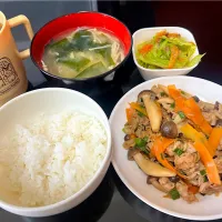 Snapdishの料理写真:昼ご飯🍽豚肉ときのこのポン酢炒め　キャベツのお浸し|Riripopoさん