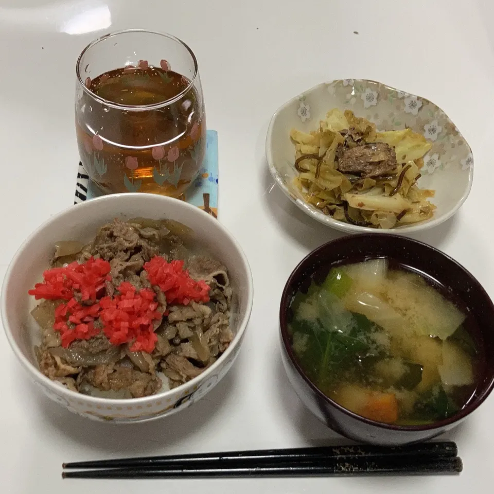 晩御飯☆牛丼☆鯖缶とキャベツの塩昆布煮☆みそ汁（小松菜・人参・白菜）|Saharaさん