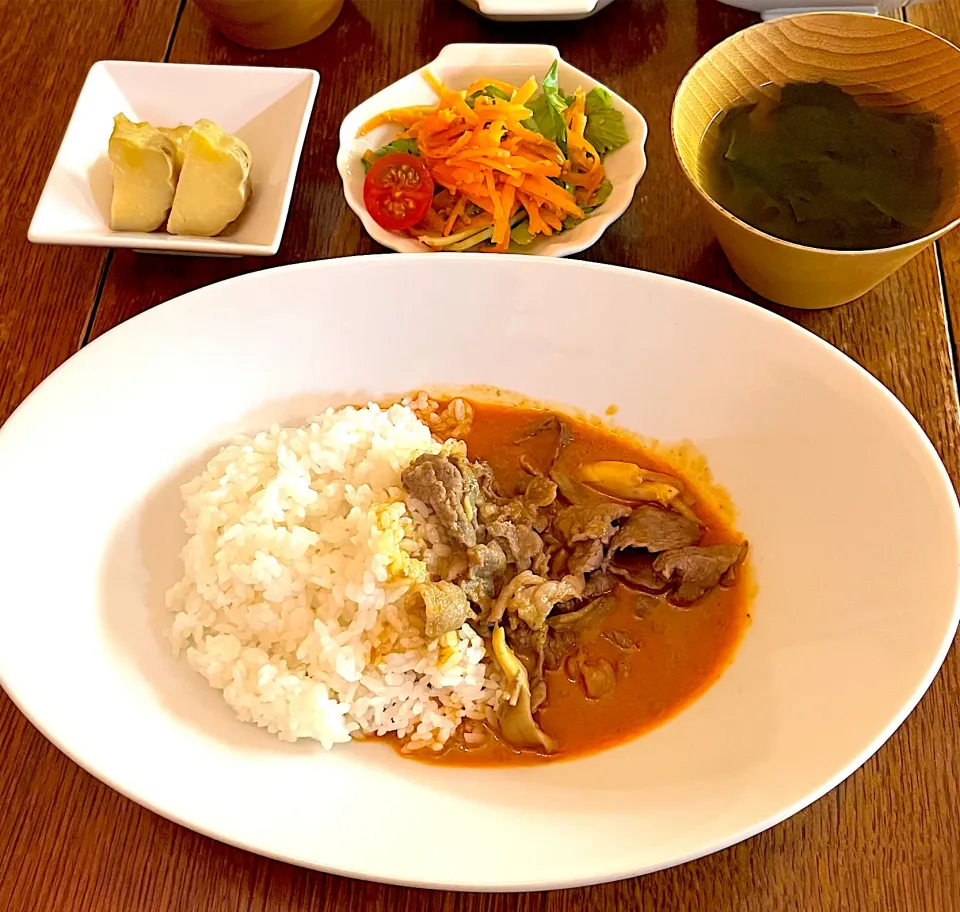 Snapdishの料理写真:晩ごはん♯タイ料理♯パネーンカレー♯ワカメスープ♯セロリと人参サラダ♯さつまいも🍠|小松菜さん