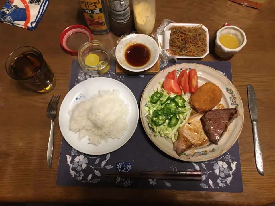 Snapdishの料理写真:ポークソテーとビーフステーキとコロッケ(夕飯)|enarinさん