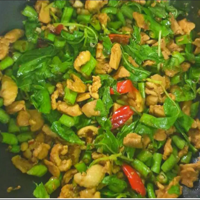 stir fry chicken basil leaves with long beans|patlovestocookさん