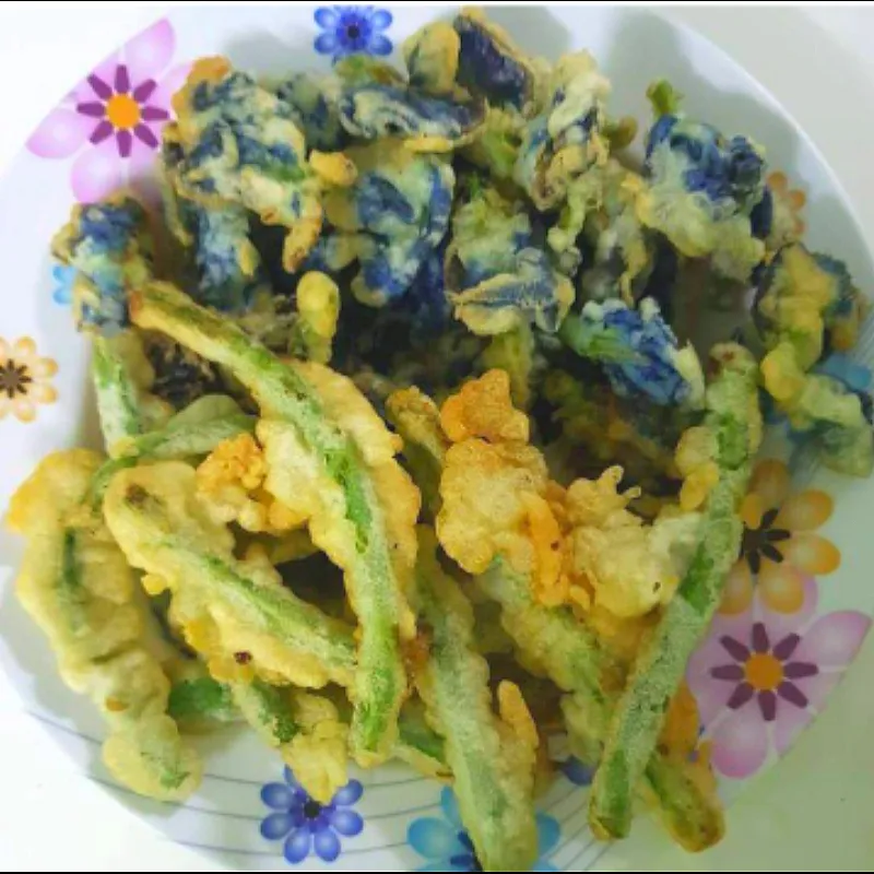 butterfly pea flowers & long beans tempura|patlovestocookさん