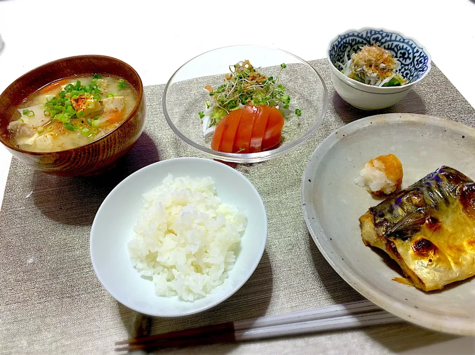 ばんごはん。鯖の塩焼き、しらすとほうれん草のおひたし、サラダ、豚汁。|yukiさん