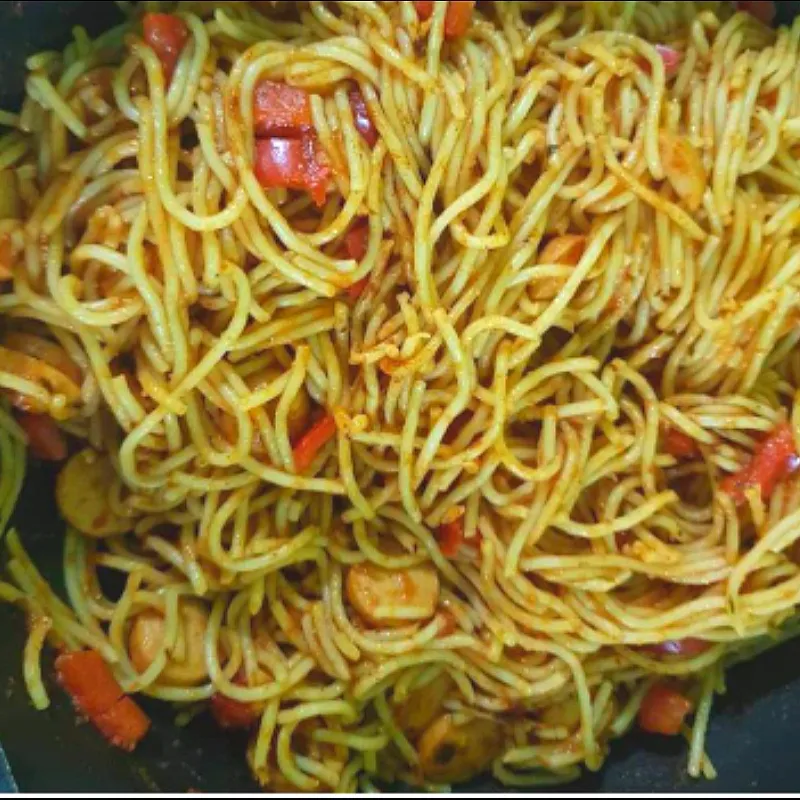 Snapdishの料理写真:stir fry spaghetti with tomato sauce & sausage🍝🍅|patlovestocookさん