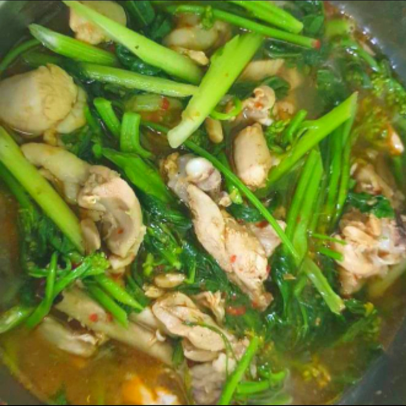 Thai spicy chicken soup with vegetables