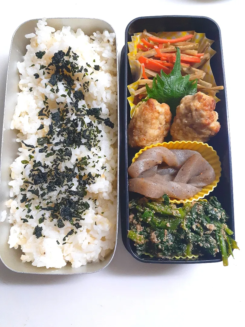 ☆中学生弁当☆玄米入り若芽ごはん、金平牛蒡、ハンバーグ、蒟蒻甘辛炒め、ほうれん草胡麻和え|ｼｮｺﾗさん