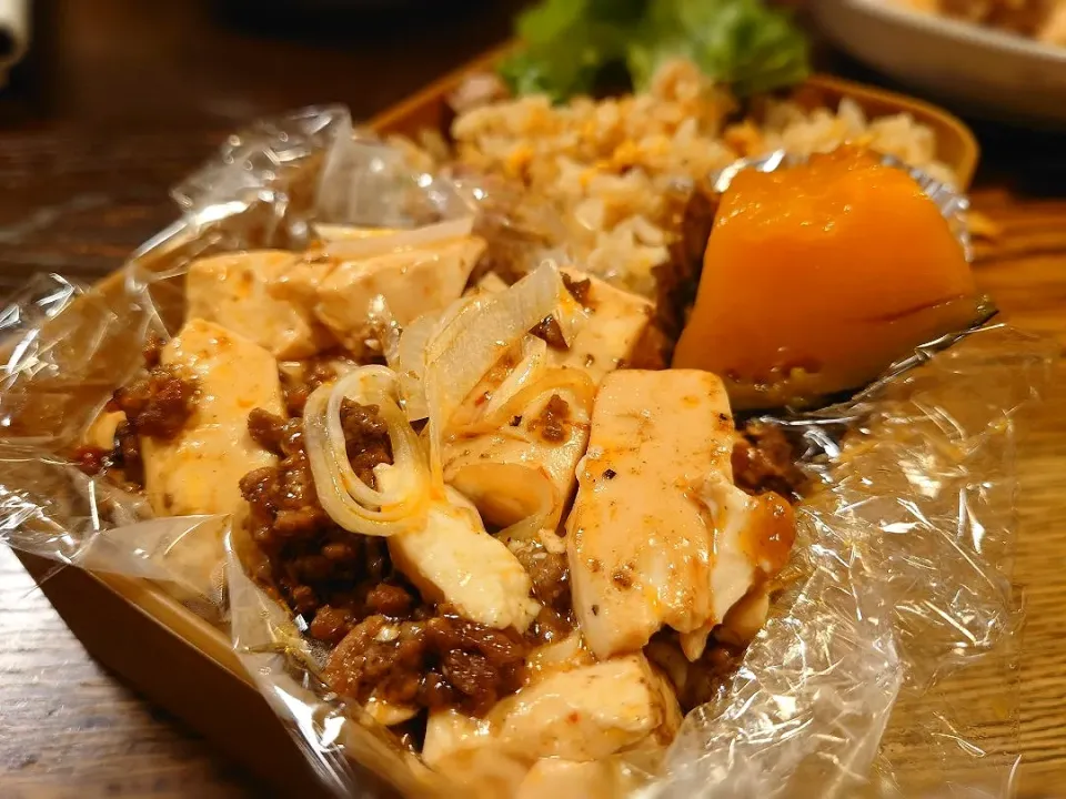 Snapdishの料理写真:麻婆豆腐とチャーハン弁当(*^^*)|しーPaPaさん