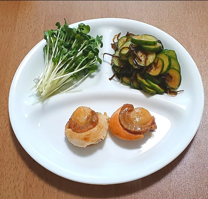 カイワレ
きゅうりの塩昆布浅漬け
ホタテのバター醤油焼き
明太子ご飯🍚|ナナさん