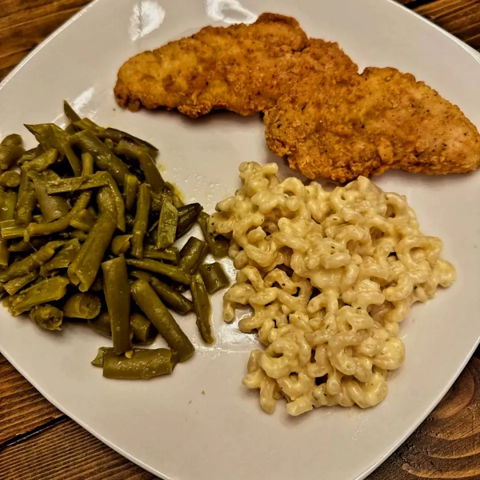 Fried chicken tenders, cheesy pasta, and green beans|Travis Stoneさん