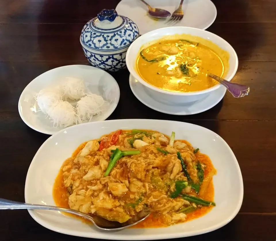 Snapdishの料理写真:Stir-Fried Crab Meat in Curry Sauce (Poo Pad Pong Karee) + Thai Southern Style Crab Curry w/ Rice Noodles (Kanom Jeen Namya Poo) 🦀🤤|An'leeさん