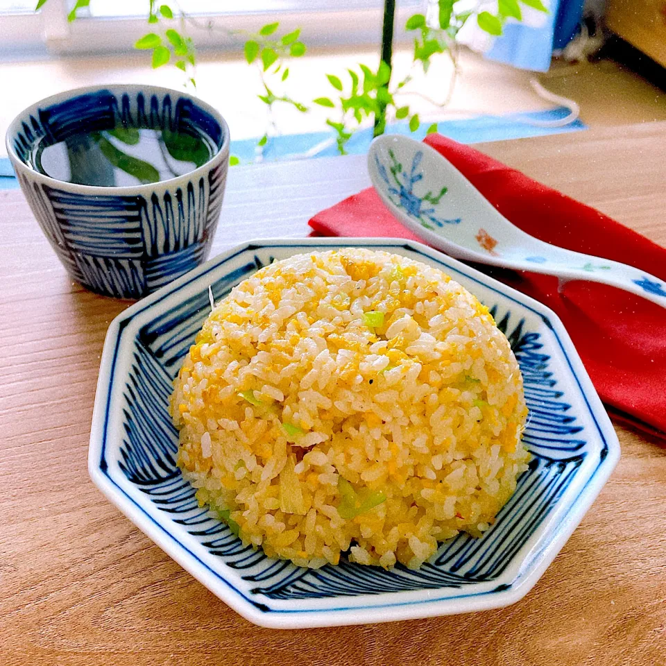 具材は玉子と青ネギ　味付けは塩だけのほくほく黄金炒飯|Sの食卓さん