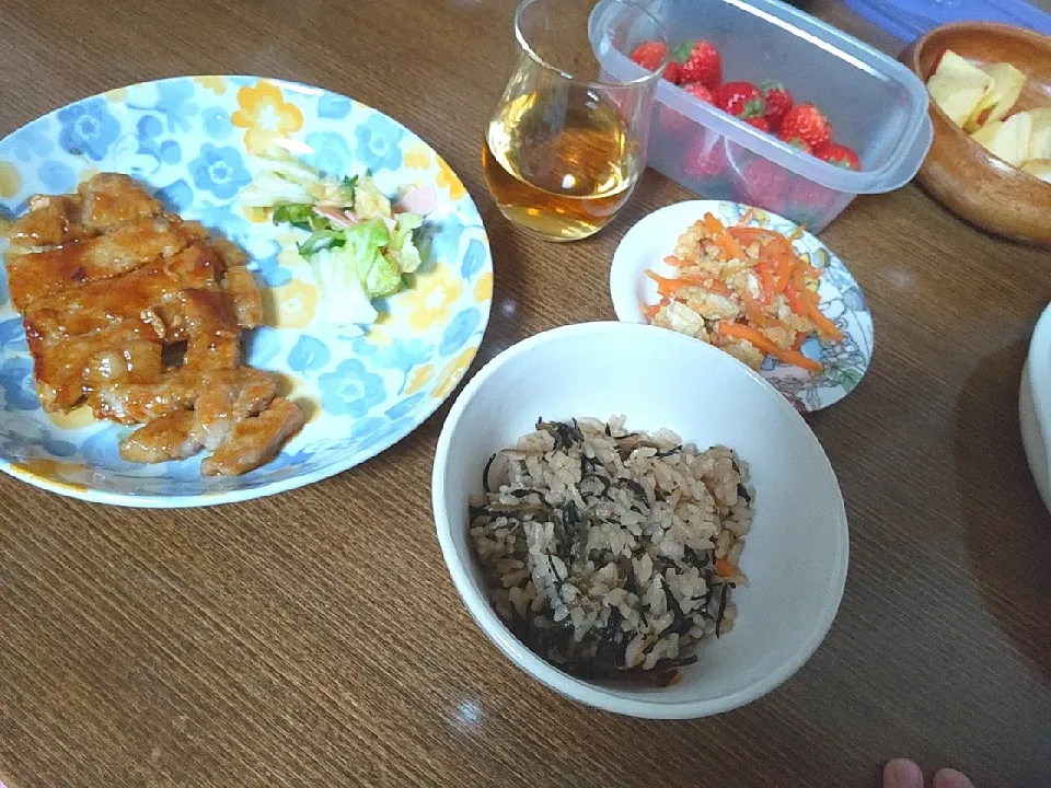 ポークソテー
春キャベツとハムの酢の物
ひじきの炊き込みご飯
人参しりしり|尚さん