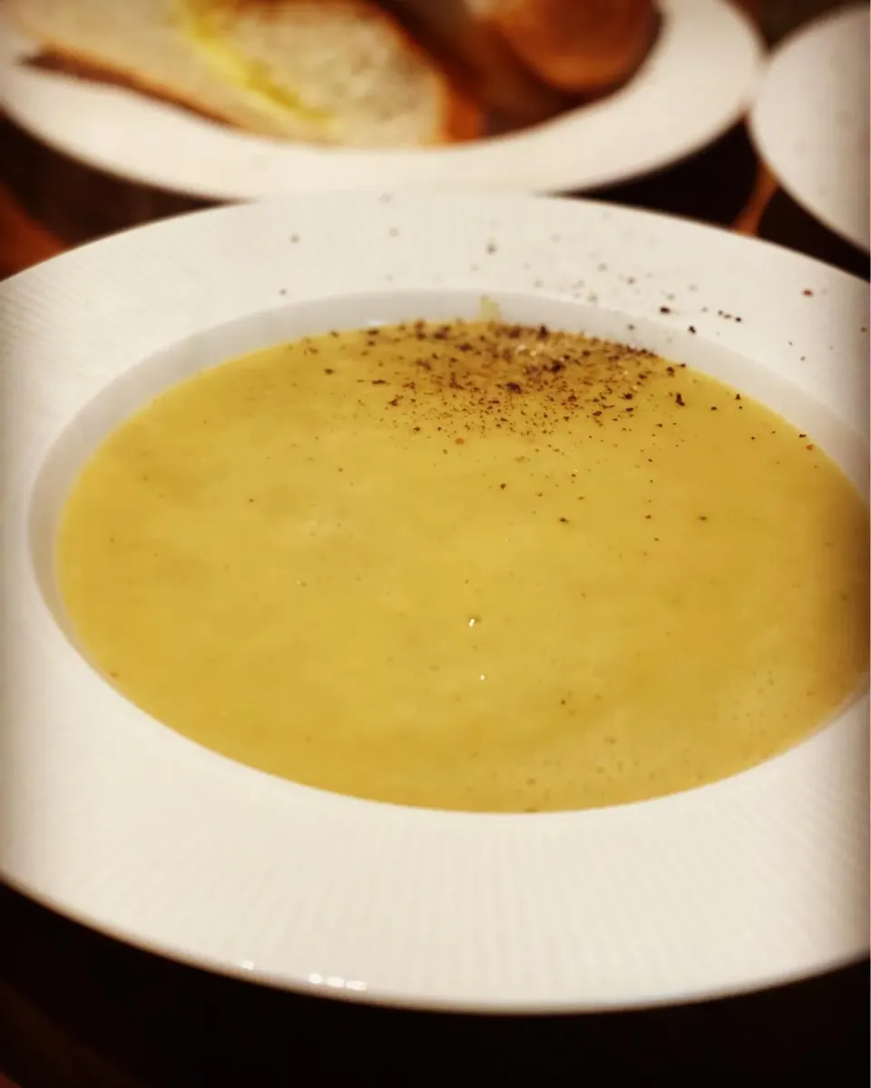 Dinner ! Dinner ! 
Soup 🍲 Soup ! Soup ! 
Freshly Made 
Chicken Stock , leek & onion with Asparagus, & Potato Potage Cream Soup  with Garlic Bread ! 
Taste wond|Emanuel Hayashiさん