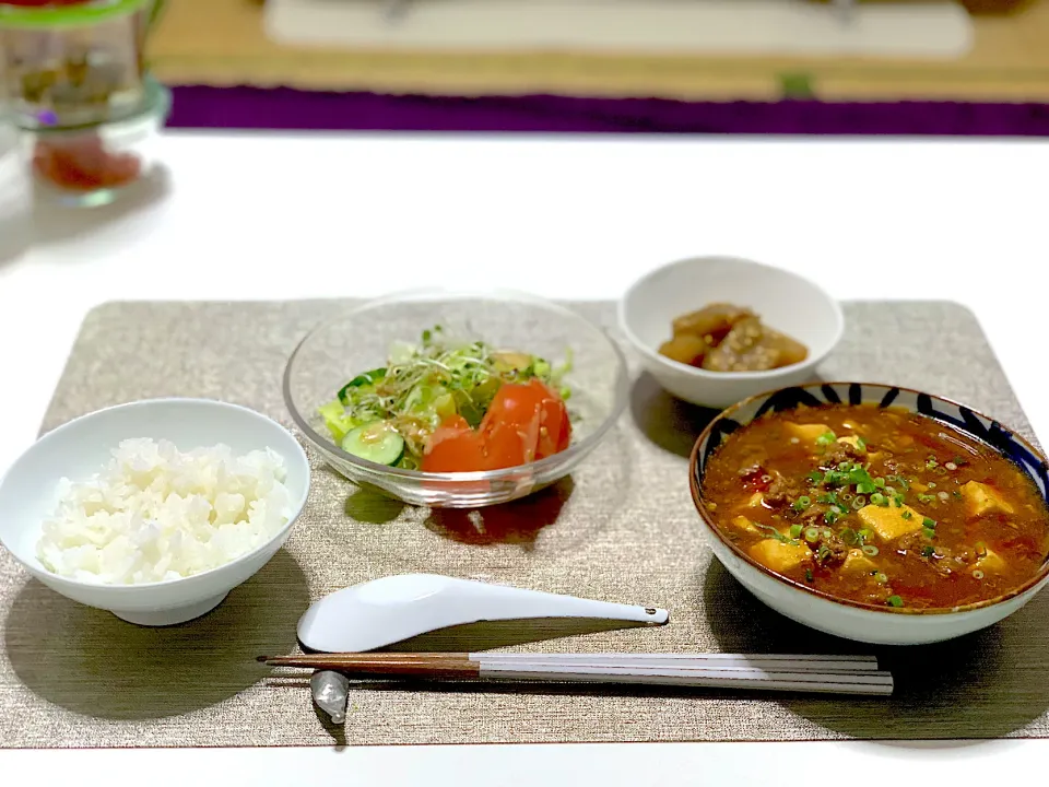 ばんごはん。麻婆豆腐、ピリ辛こんにゃく、サラダ。|yukiさん