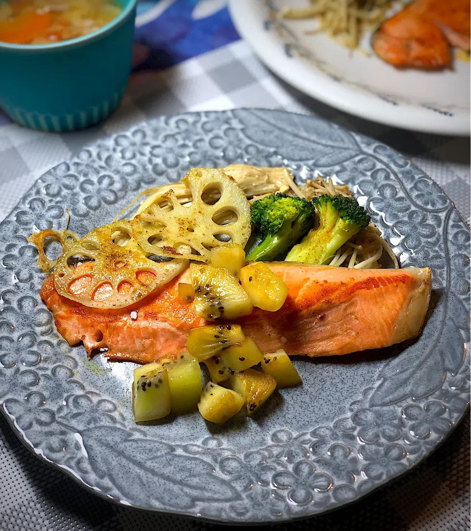 Snapdishの料理写真:焼き野菜と鮭の爽やかキウイソース🥝|さらっと🍀さん