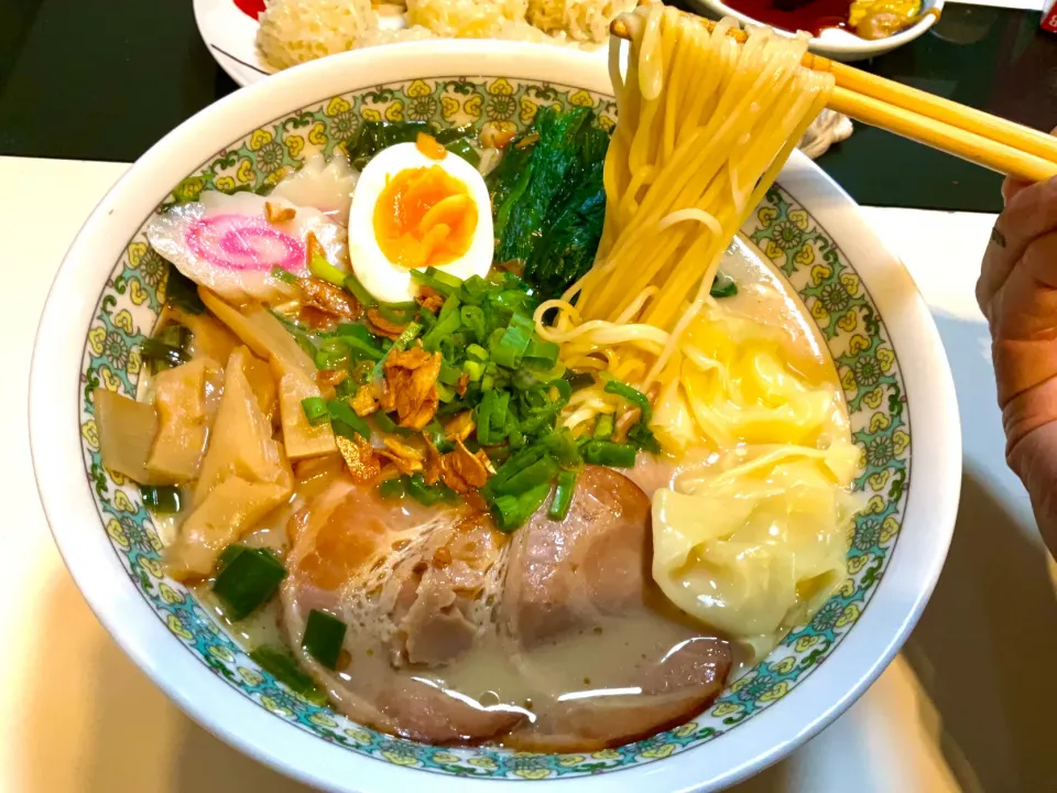 熊本ラーメンにワンタン、ほうれん草、めんま、なると、チャーシュー、玉子、ニラ、わけぎ、揚げニンニクをトッピング|Takeshi  Nagakiさん