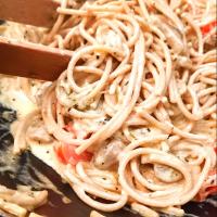 クリーミーなスパゲッティ 4 種類のチーズ、生および天日干しトマト、サワー クリーム、オリーブ オイルのベッド