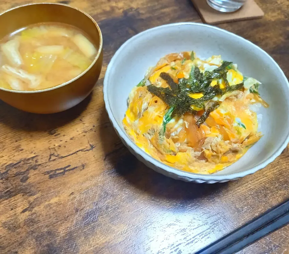 ・玉子丼
・白菜と揚げのみそ汁|ちりさん