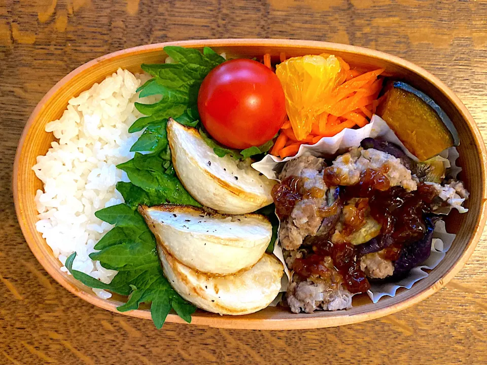 茄子挽肉重ね蒸し、カブソテー、かぼちゃ甘煮、ニンジンはっさくラペ、トマト|chobi3さん