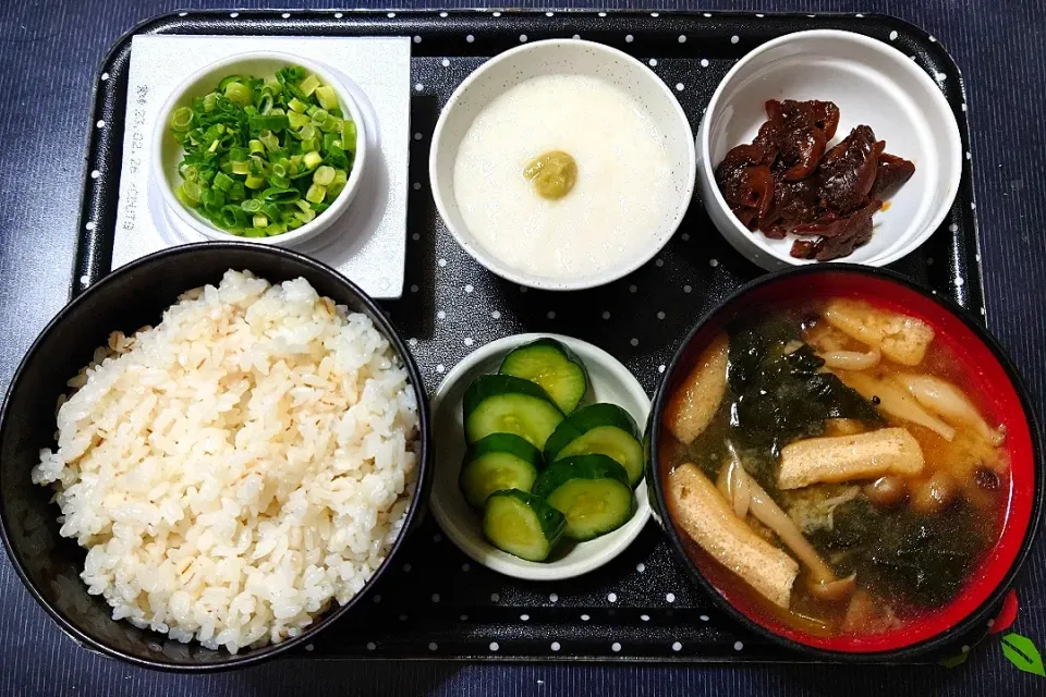 Snapdishの料理写真:今日の朝ごはん（麦ごはんに佃煮（青柳山椒）、とろろ、納豆、ほうれん草とシメジのみそ汁、きゅうり浅漬）|Mars＠釜飯作り研究中さん