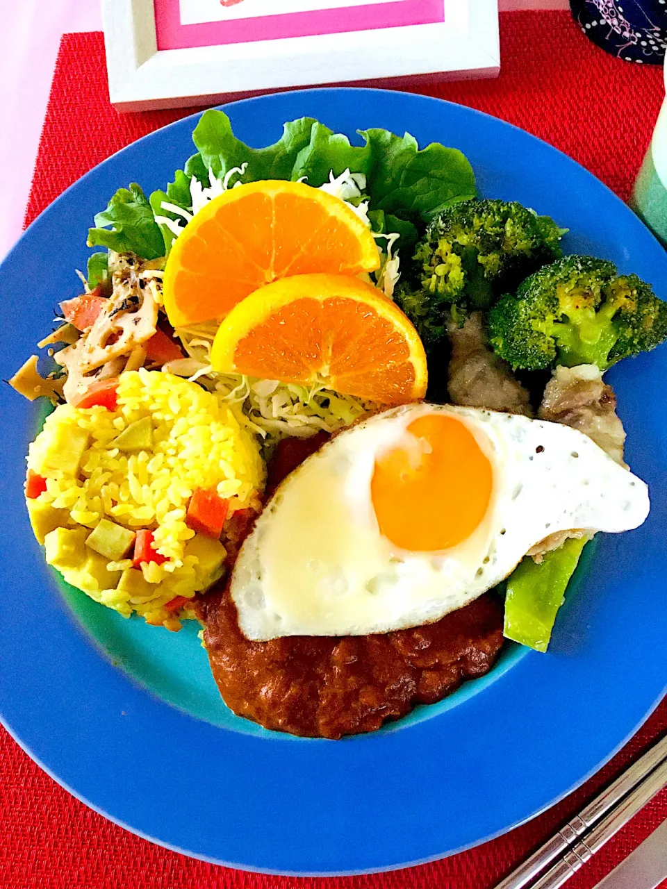 今日の朝カレーはガラムマサラカレー🍛さつまいも人参ターメリックライス、ブロッコリー肉巻き、根菜きんぴらをワンプレートに|HAMI69さん