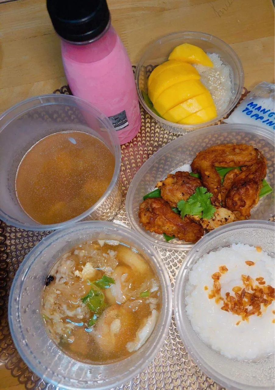 For 96 years old lady.Thai boiled rice.Thai spicy fried chicken wings.Mango sticky rice.Pink milk.|Popさん