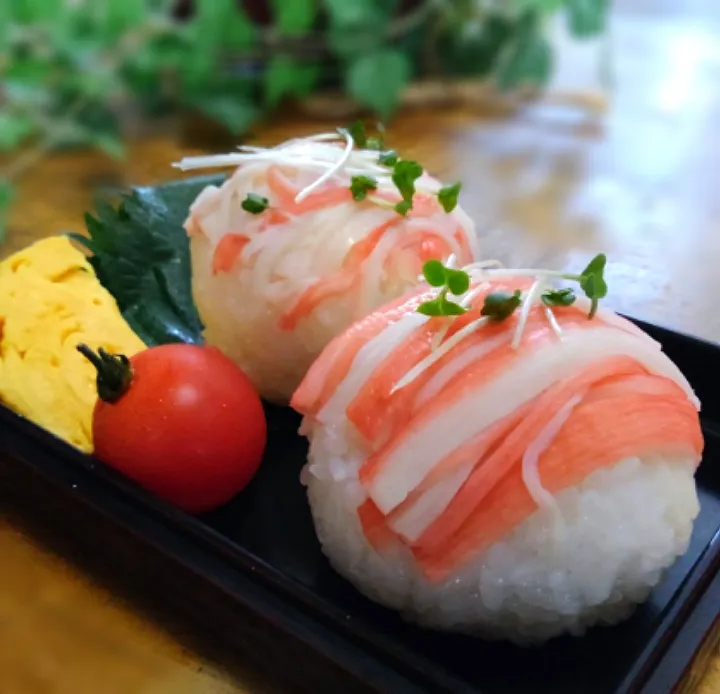 くまちゃんさんの料理 黄色いカニカマの手鞠寿司←今日は赤いカニカマで。|くまちゃんさん