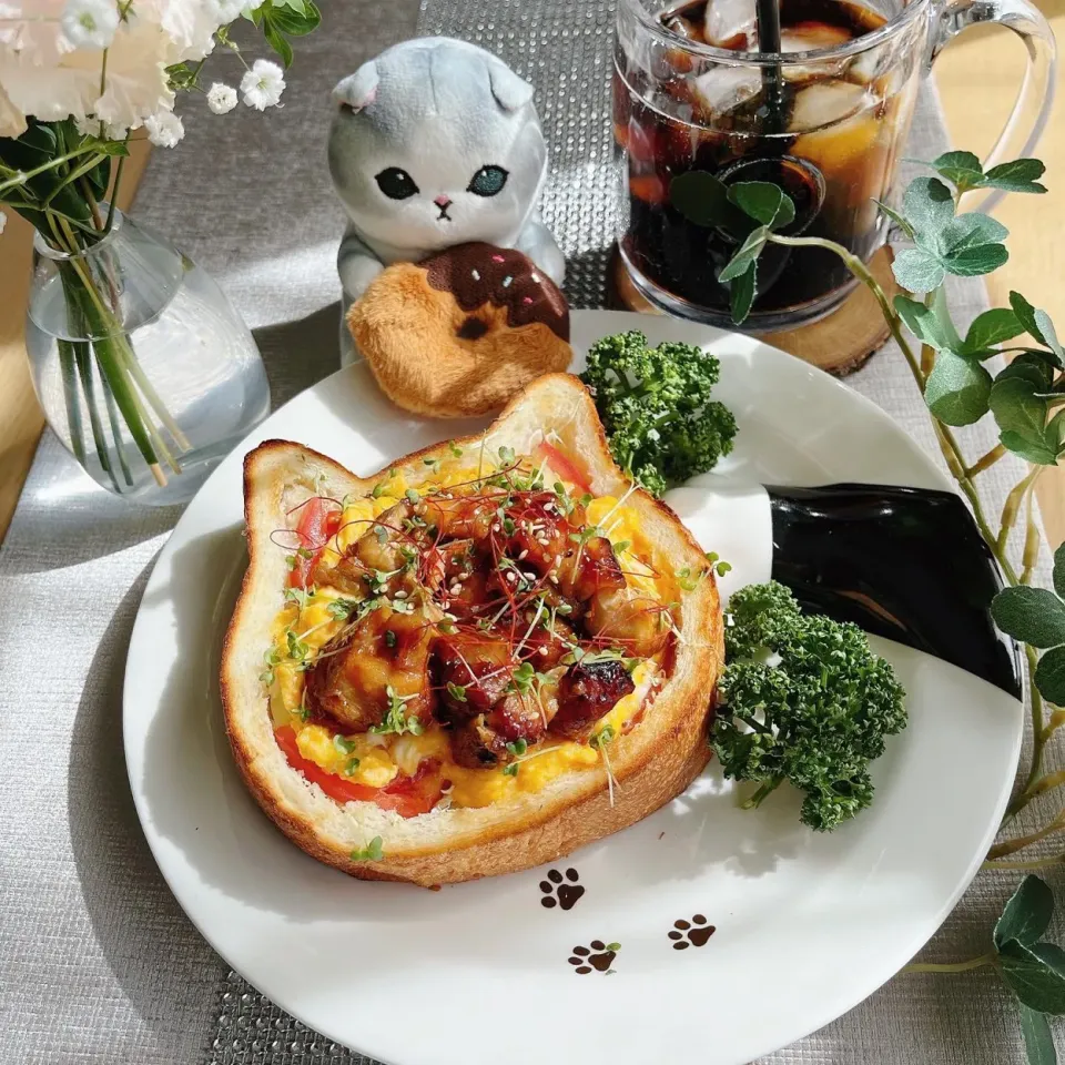 2/22❤︎ニャンニャンニャンの日🐱
ねこねこ食パンを使った悪魔の親子丼トースト🌱✨
〈サンド具材〉
・ねこねこ食パン
・焼き鳥もも串
・チーズスクランブルエッグ
・キャベツ•トマト|Makinsさん