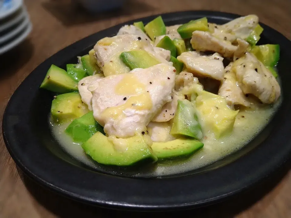 鶏むねとアボカドの白ワイン蒸し|古尾谷りかこさん