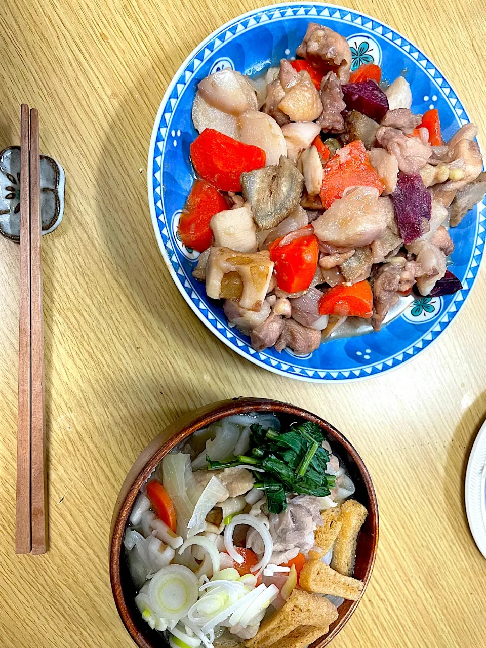 秩父　三峯神社の前で買ったきしめん風のうどんをアルモンデ野菜で。ついでに怪しい煮物をゆきあやめかぶで。とけちゃったゆきのようなかぶ。でも満足にゃあ(=^ェ^=)|ぽんぽこまめだ。さん