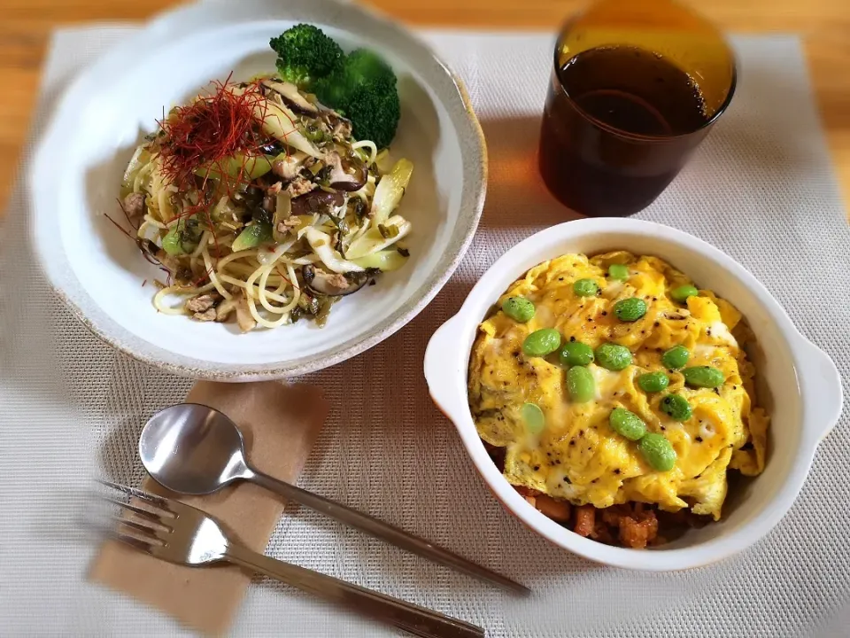 Snapdishの料理写真:からし高菜とツナ
長葱、椎茸の和風パスタ
オリーブオイルと胡麻油
白だしで

少し余りのご飯で
玉葱とウインナとミックスソルトで
ケチャップライス

ふわとろ卵と冷凍枝豆で
オムライス^_^でした

#オムライス
#パスタ
#アルモンデ|みきやんさん