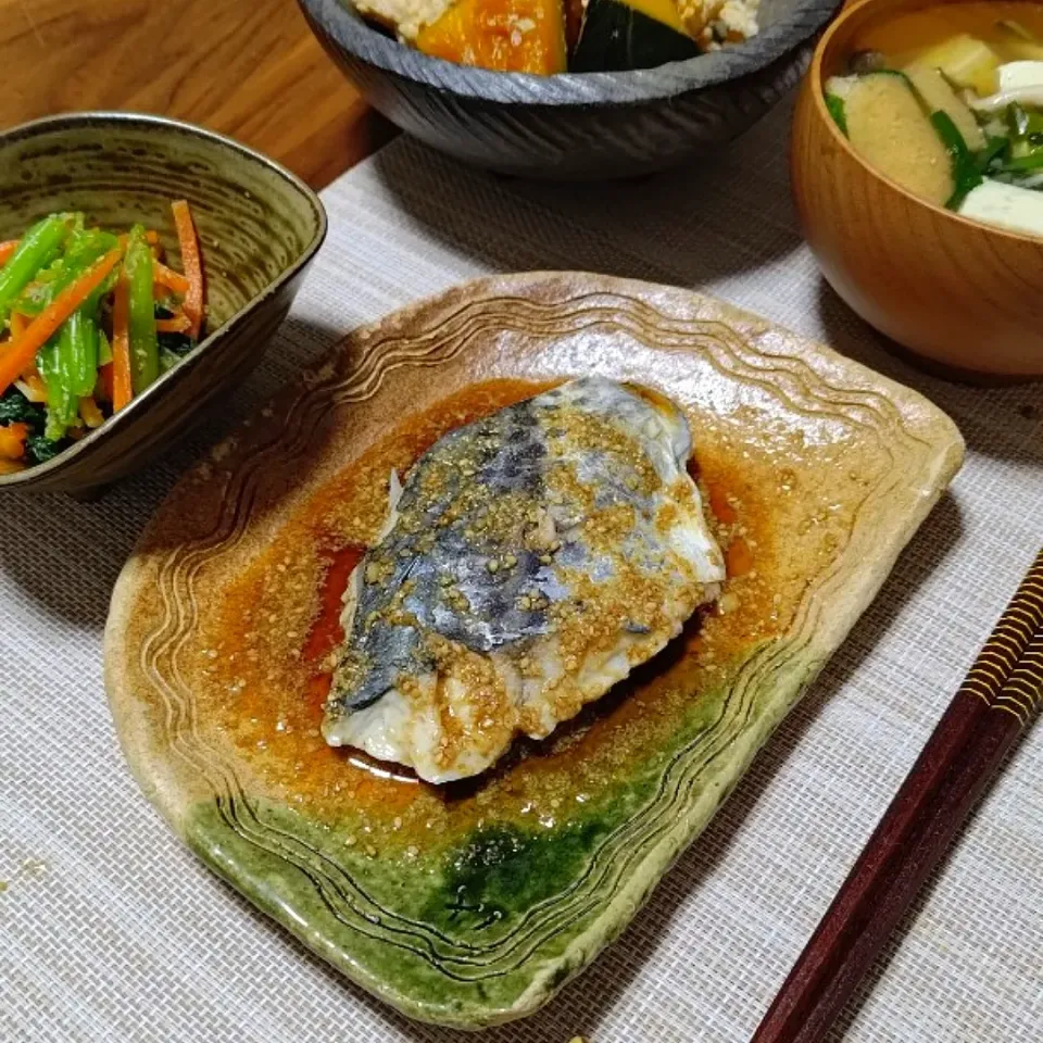 Snapdishの料理写真:サワラのゴマポン酢だれ
かぼちゃと鶏ひき肉の煮物　
小松菜と人参の胡麻和え
味噌汁
納豆|上海ひまわりさん