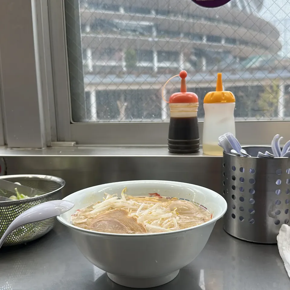 ＃夜勤明け　祭日なので2F席で　＃朝ラー　してます、　＃ラーメン　喰っている　＃ホープ軒|Hajime Sakaiさん