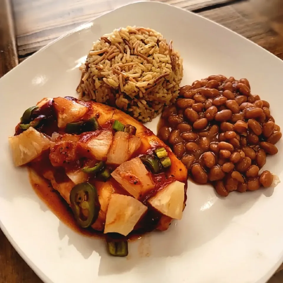 Spicy bbq and pineapple chicken with rice and baked beans|Travis Stoneさん