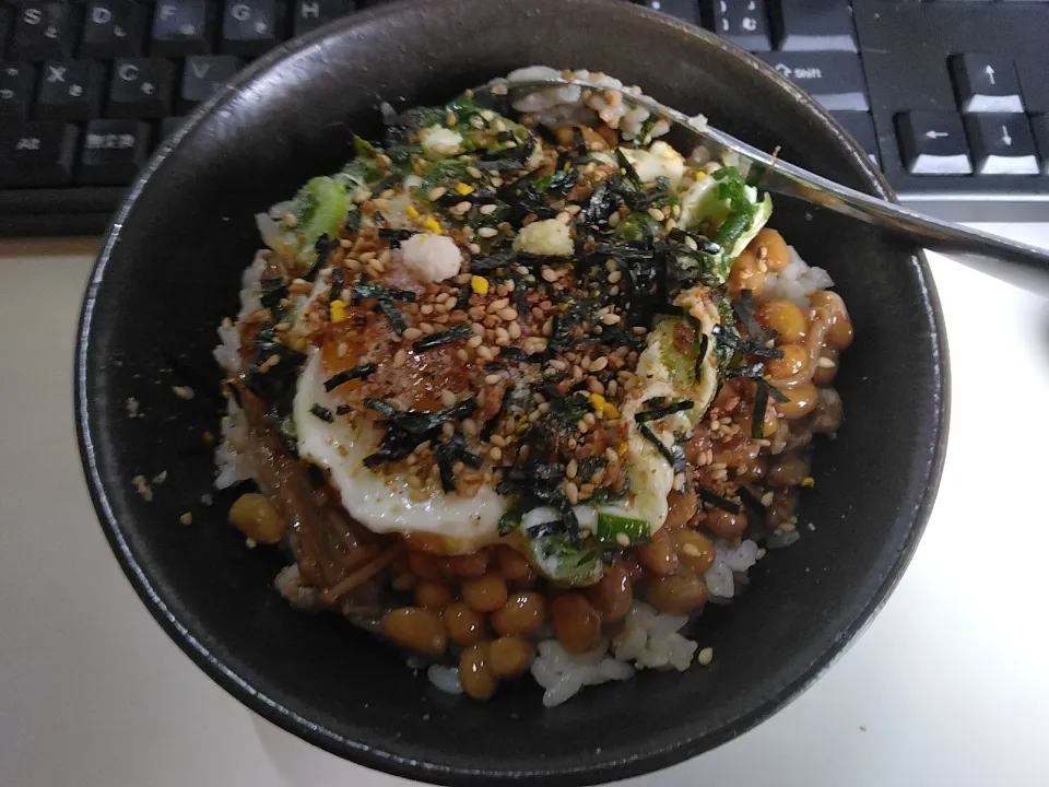 Snapdishの料理写真:なめ茸と肉そぼろ入りショゴス丼|darkbaronさん