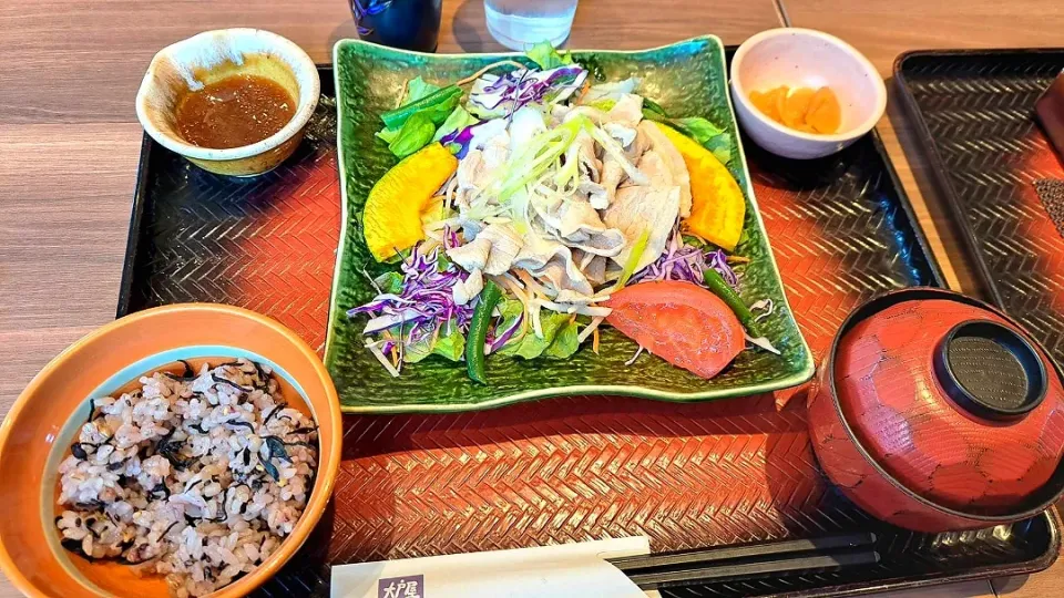 ランチ☀️🍴
冷しゃぶのサラダ🥗
あっさりして美味しく頂きました。|no-noさん