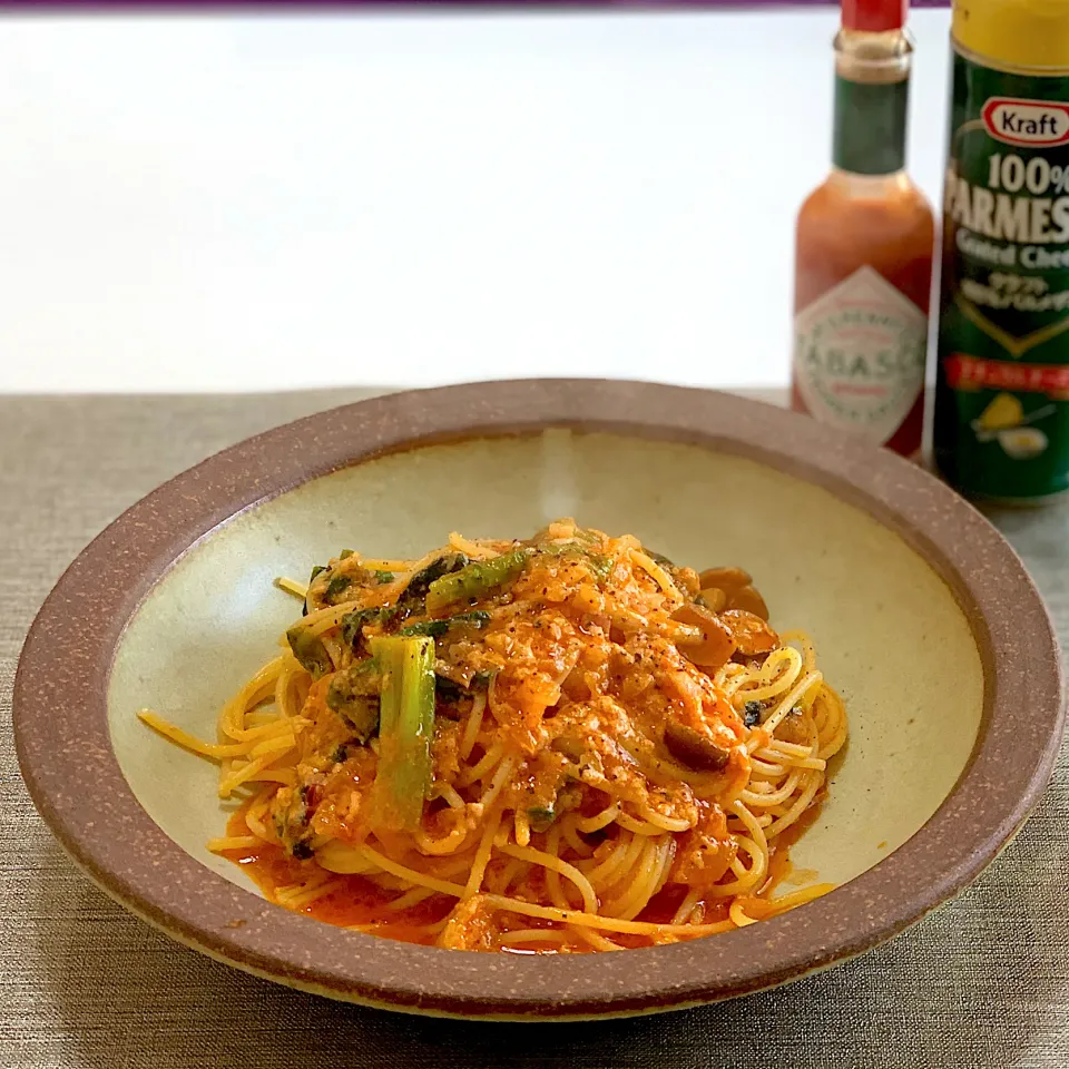 お昼ごはん。海老とほうれん草のトマトパスタ。絶望パスタみたいなスープパスタにしようと思ったのに、スープがなくなったよね💧美味しかったけども。|yukiさん