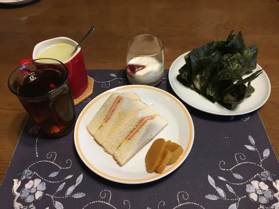 サンドイッチとおにぎり(昼飯)|enarinさん