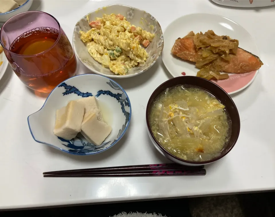 Snapdishの料理写真:晩御飯☆ちゃんちゃん焼き☆マカロニサラダ☆高野豆腐の炊いたん☆中華風かき玉スープ|Saharaさん