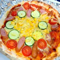 Snapdishの料理写真:ズッキーニとトマト、コーン、ソーセージと追いチーズのピザ🍕

#男飯　#ピザ　#ズッキーニ　#プチトマト　#コーン|しんからからさん