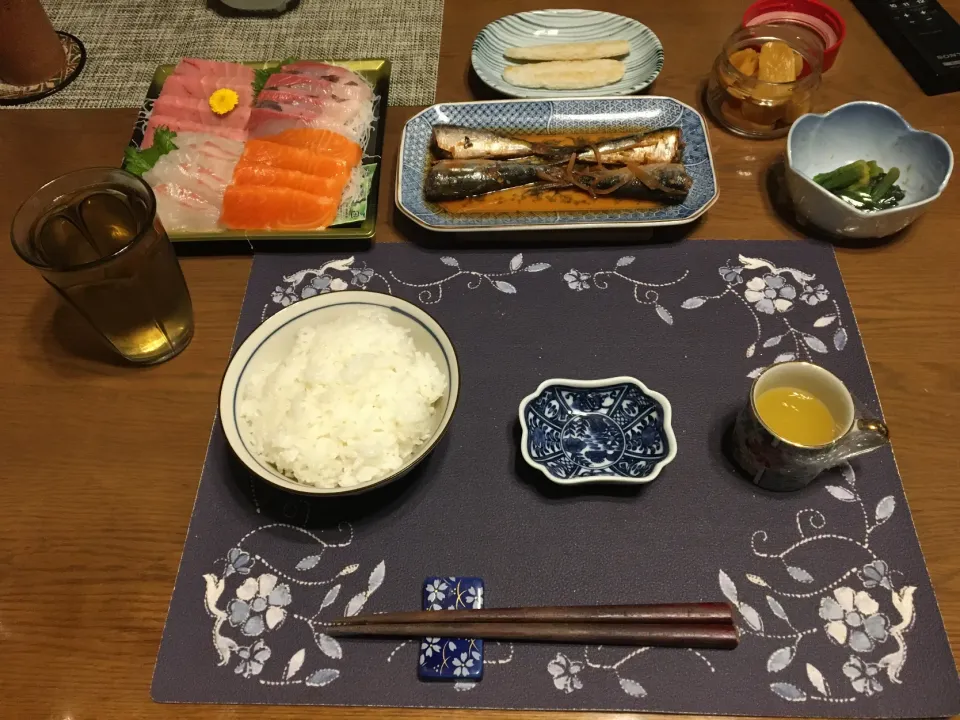 Snapdishの料理写真:刺身お造り盛り合わせとイワシの煮付けと笹かまぼこ(夕飯)|enarinさん