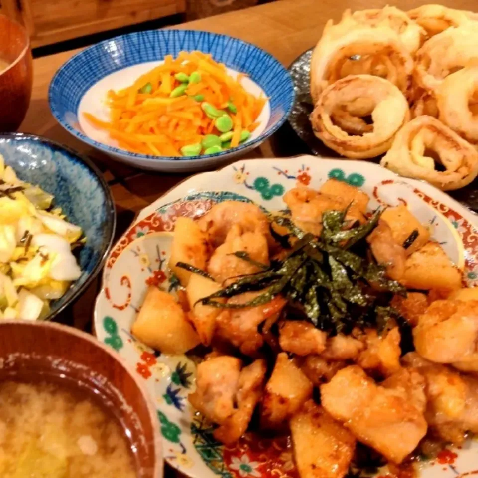 晩ごはん✨

✾鶏肉と長芋のバター醤油炒め
✾にんじん枝豆ナムル
✾白菜塩昆布
✾オニオンリング
✾お味噌汁|さらママさん