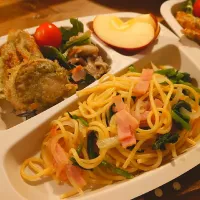 Snapdishの料理写真:なばなとベーコンの和風パスタ
帆立とちくわのいそべあげ
小松菜の鶏ガラ炒め
りんご|asari___mamさん