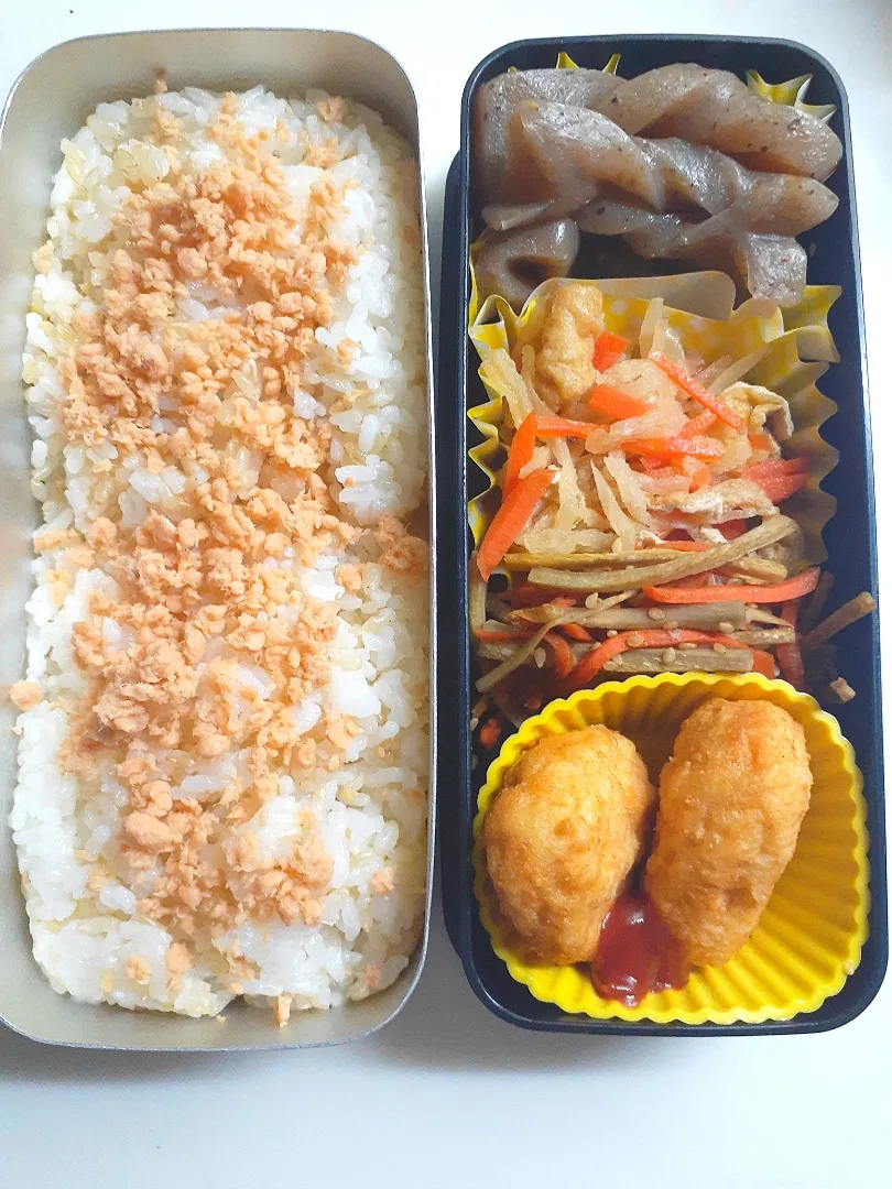 Snapdishの料理写真:☆中学生弁当☆玄米入り鮭ごはん、切干大根、金平牛蒡、蒟蒻甘辛炒め、豆腐チキンナゲット|ｼｮｺﾗさん